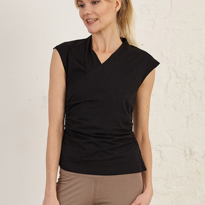 The Trend of Slightly Cropped Tops: How to Style Them