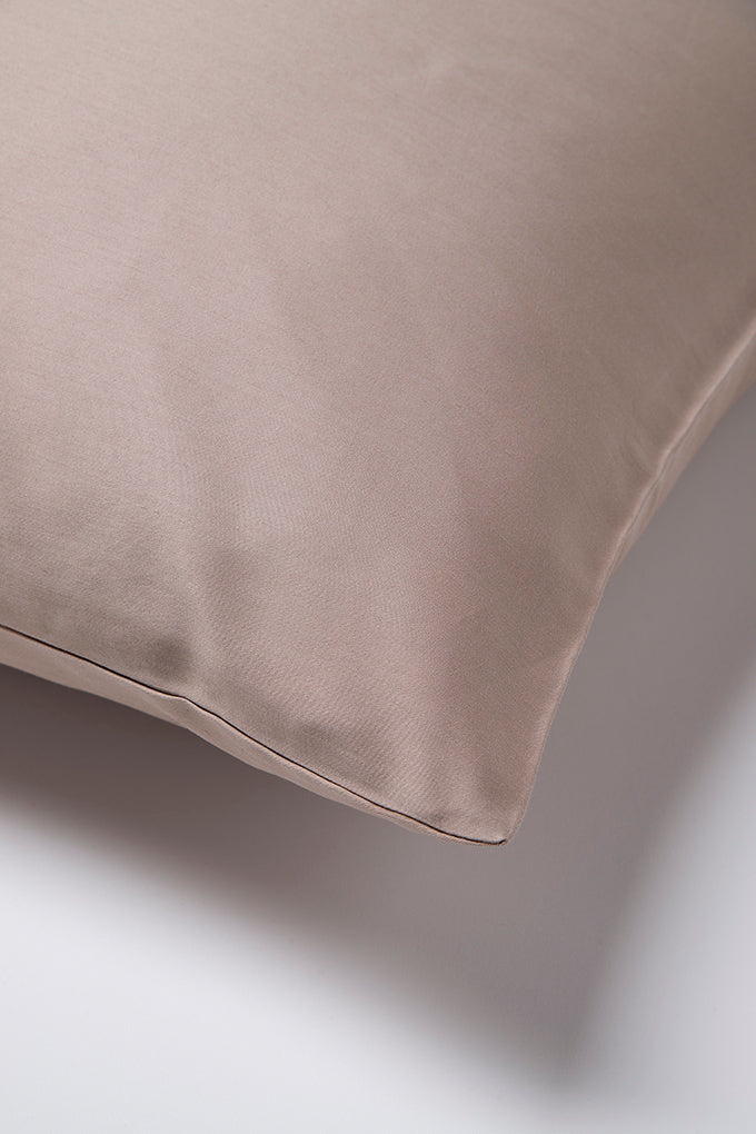 TAUPE PILLOW CASE CLOSE-UP COTTSBURY