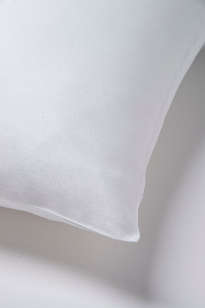 WHITE PILLOW CASE CLOSE-UP COTTSBURY
