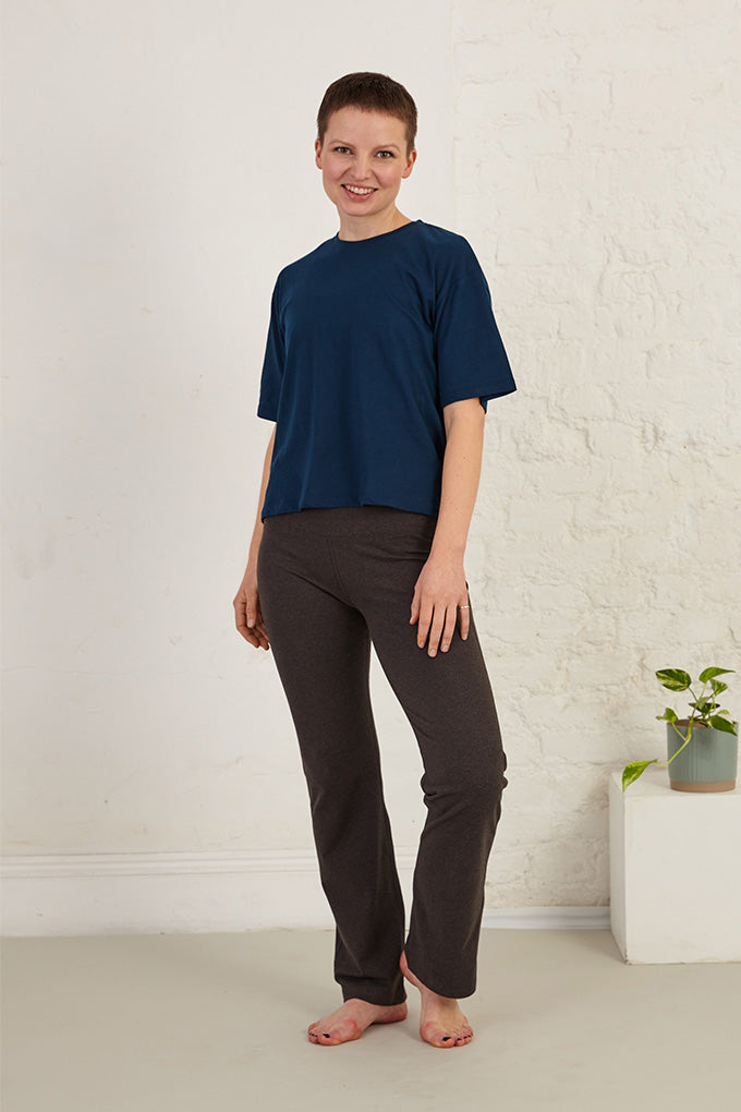 boxy-slightly-cropped-t-shirt-navy-lifestle-cottsbury.jpg