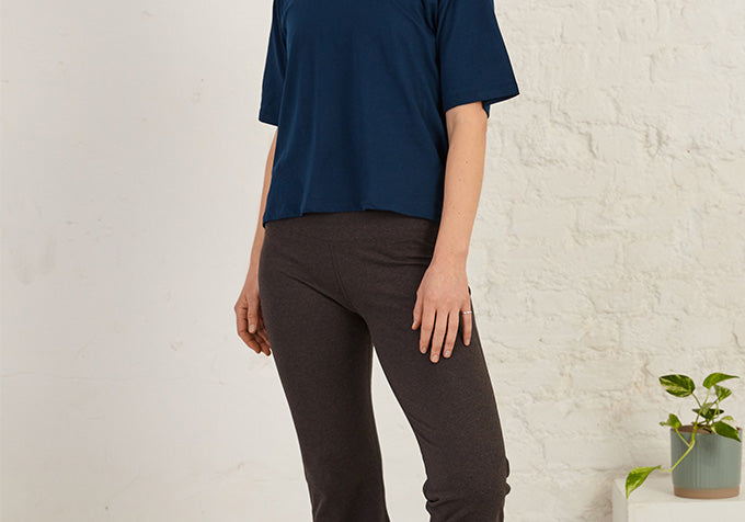 boxy-slightly-cropped-t-shirt-navy-lifestle-cottsbury.jpg